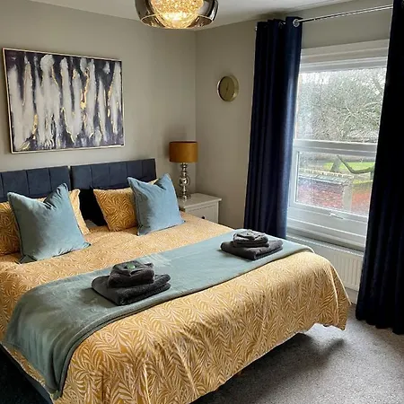 Holiday home Cathedral Quarter House With Free Secure Driveway Parking For 2 Cars *