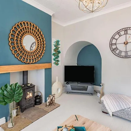 Cathedral Quarter House With Free Secure Driveway Parking For 2 Cars