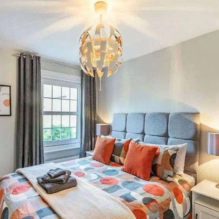 Holiday home Cathedral Quarter House With Free Secure Driveway Parking For 2 Cars *