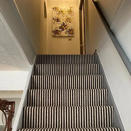 Дом отдыха Stylish Uphill Townhouse