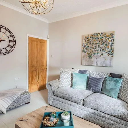 Holiday home Cathedral Quarter House With Free Secure Driveway Parking For 2 Cars *