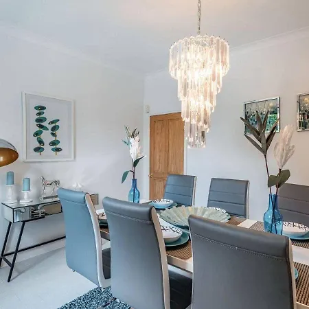 Holiday home Cathedral Quarter House With Free Secure Driveway Parking For 2 Cars *