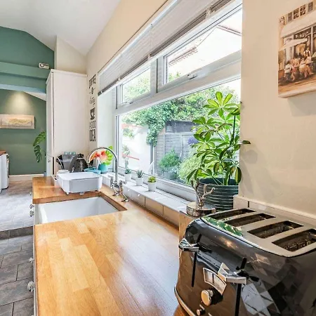 Holiday home Cathedral Quarter House With Free Secure Driveway Parking For 2 Cars *