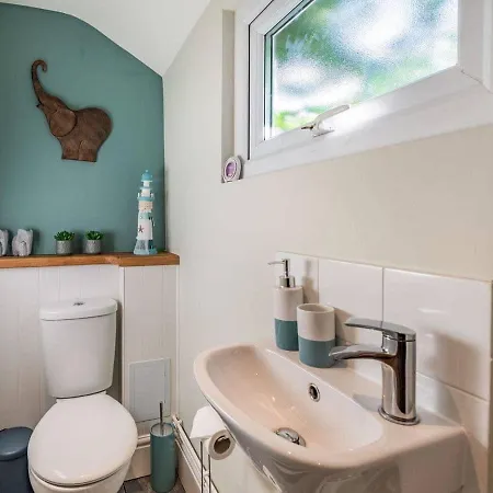 Cathedral Quarter House With Free Secure Driveway Parking For 2 Cars Holiday home *