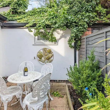 Holiday home Cathedral Quarter House With Free Secure Driveway Parking For 2 Cars