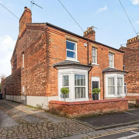 Cathedral Quarter House With Free Secure Driveway Parking For 2 Cars Holiday home