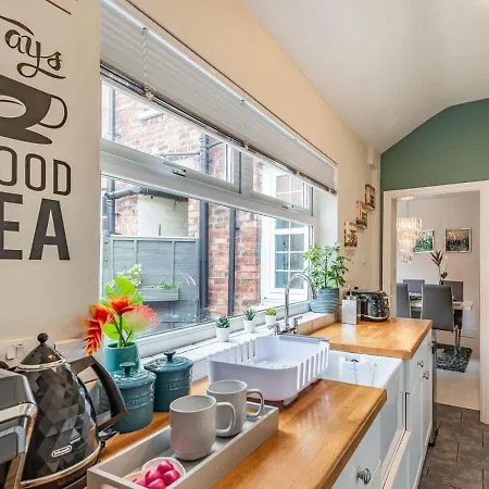Cathedral Quarter House With Free Secure Driveway Parking For 2 Cars Holiday home