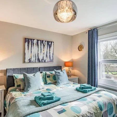 Cathedral Quarter House With Free Secure Driveway Parking For 2 Cars Holiday home *