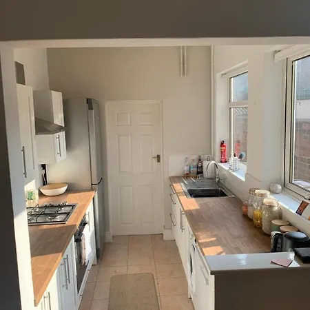 Residential 2 Bed House Near Centre Ferienhaus