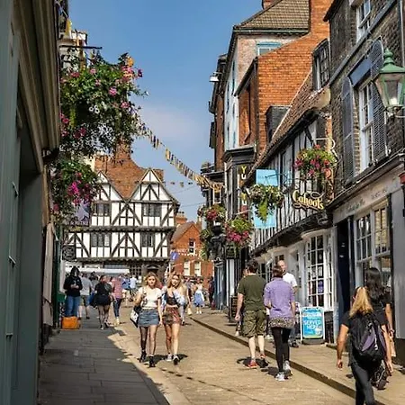 Holiday home Choristers Mews: Luxury A Stones Throw From The Cathedral! *