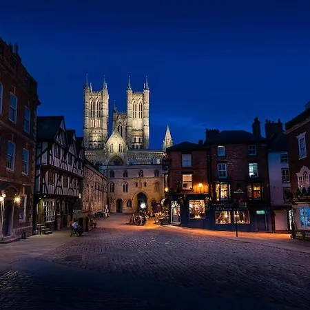 Choristers Mews: Luxury A Stones Throw From The Cathedral! Holiday home