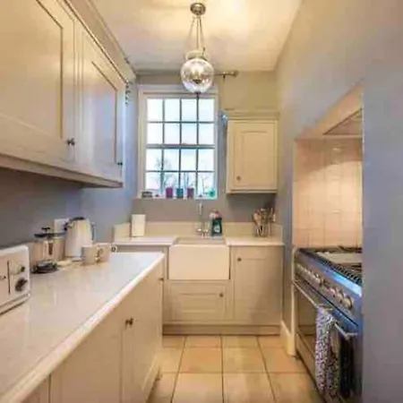 Choristers Mews: Luxury A Stones Throw From The Cathedral! Holiday home *