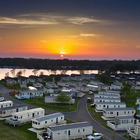 Taverner Place, Modern Home, Sleeps 8, Pets, Corporates Welcome Holiday park