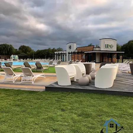 Holiday park Taverner Place, Modern Home, Sleeps 8, Pets, Corporates Welcome