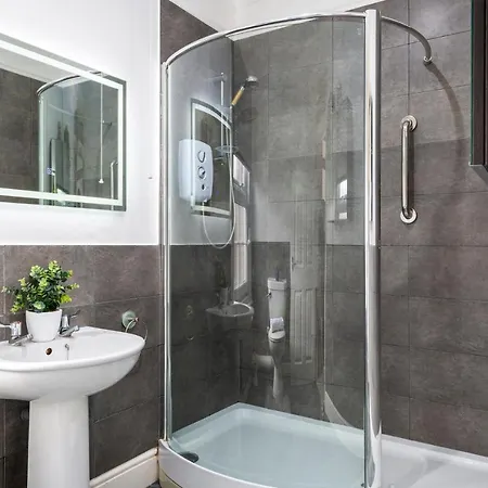 Cathedral View-2 Br-parking-ideal For Contractors Apartment Lincoln
