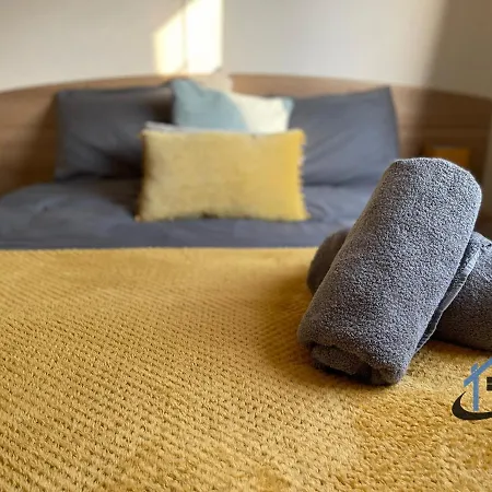 Holiday park Taverner Place, Modern Home, Sleeps 8, Pets, Corporates Welcome