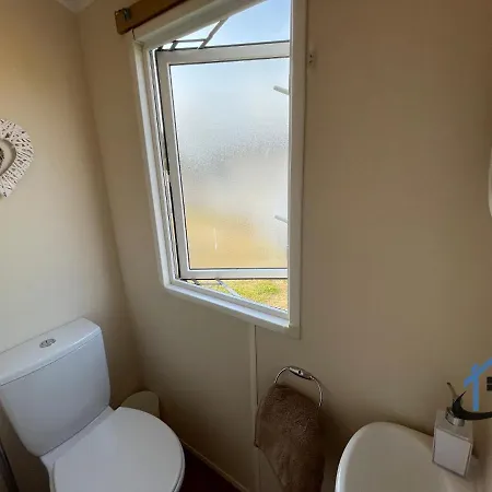 Taverner Place, Modern Home, Sleeps 8, Pets, Corporates Welcome Holiday park *