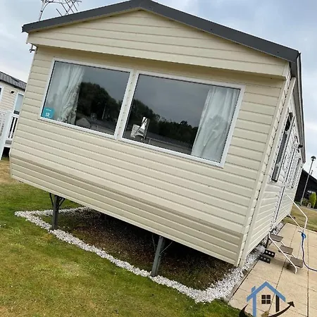 Taverner Place, Modern Home, Sleeps 8, Pets, Corporates Welcome Holiday park *