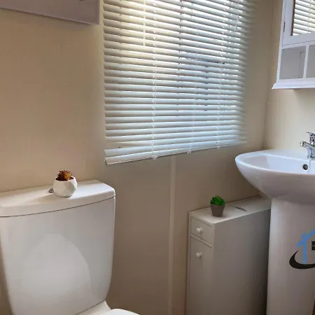 Taverner Place, Modern Home, Sleeps 8, Pets, Corporates Welcome Holiday park *