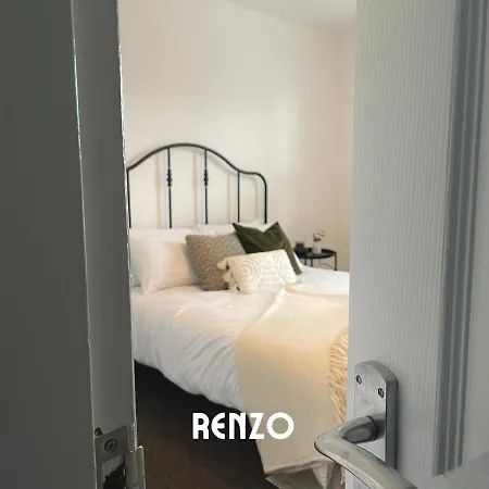 Cosy 2 Bedroom In By Renzo, Victorian Townhouse, Fully Equipped Kitchen! Apartment *