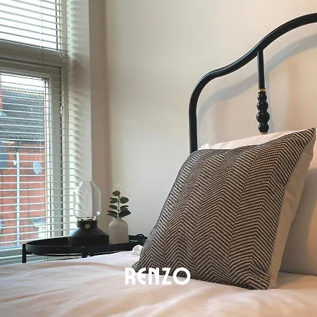 Cosy 2 Bedroom In By Renzo, Victorian Townhouse, Fully Equipped Kitchen! *