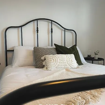 Apartment Cosy 2 Bedroom In By Renzo, Victorian Townhouse, Fully Equipped Kitchen!