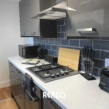 Cosy 2 Bedroom In By Renzo, Victorian Townhouse, Fully Equipped Kitchen! Apartment *