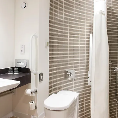 By Ihg Hotel Lincoln