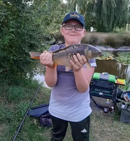 Family Fishing At Shortferry Lincolnshire 4g Free Swimming Campsite *