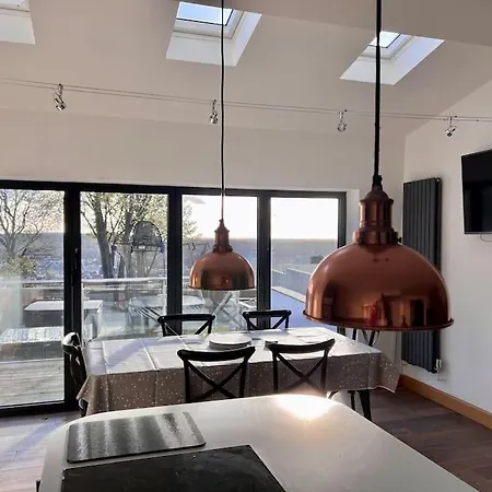 Stylish 3 Bed House With Castle Views *