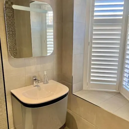 Stylish 3 Bed House With Castle Views Holiday home *
