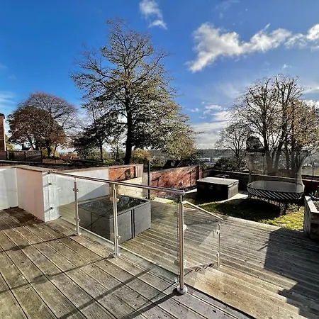 Holiday home Stylish 3 Bed House With Castle Views *