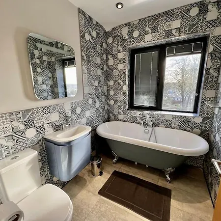 Stylish 3 Bed House With Castle Views