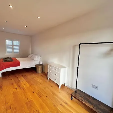 Stylish 3 Bed House With Castle Views *