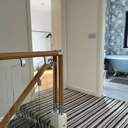 Stylish 3 Bed House With Castle Views *