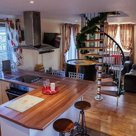 Holiday home Retreat With Private Hot Tub *