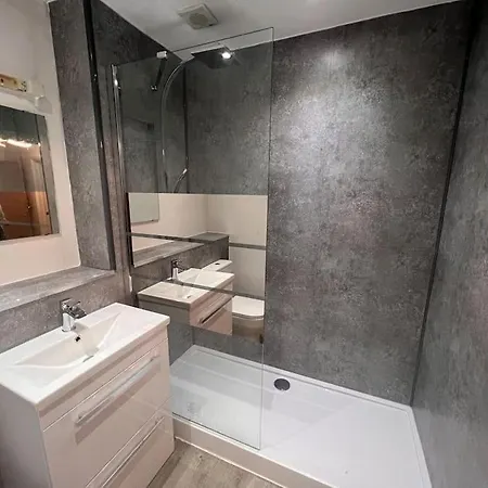 View Sleeps 4 Balcony Self Check-in Apartment Lincoln