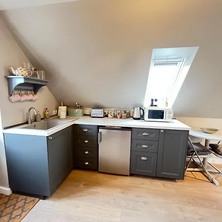 Entire Loft Space In Quiet Village Near Of Apartment