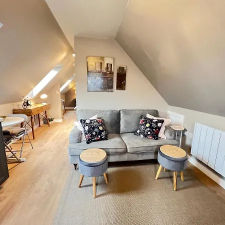 Entire Loft Space In Quiet Village Near Of Apartment *