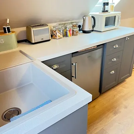 Entire Loft Space In Quiet Village Near Of Apartment *