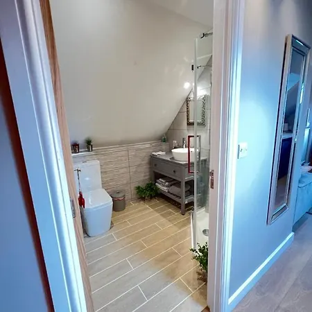 Entire Loft Space In Quiet Village Near Of Apartment Lincoln