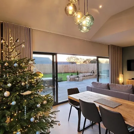 Blue Iris Cottage, Ashlin Farm Barns Holiday home *
