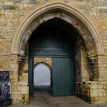4 Danes - Perfect Location Lincoln