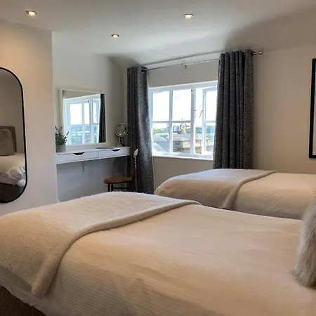4 Danes - Perfect Location * Lincoln