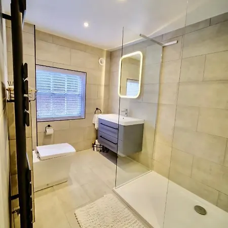 4 Danes - Perfect Location * Lincoln
