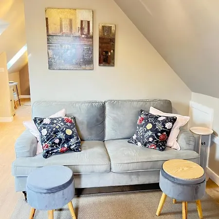 Entire Loft Space In Quiet Village Near Of Apartment