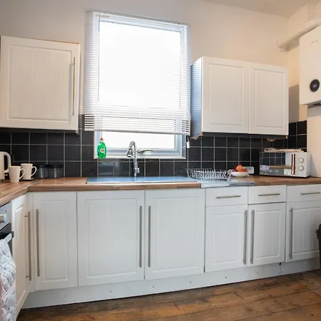 * Parking * Smart Tv * Sleeps Up To 7 * Fast Wi-fi * Lincoln