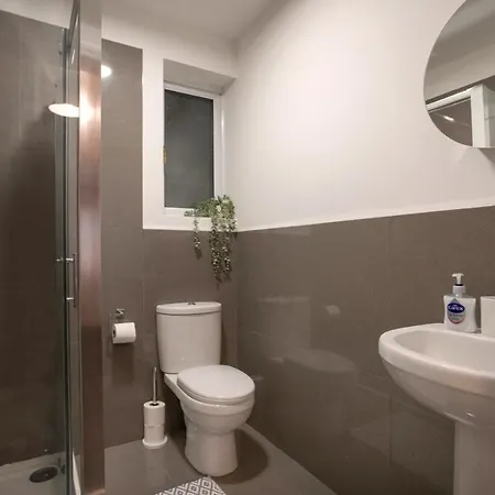 * Parking * Smart Tv * Sleeps Up To 7 * Fast Wi-fi Holiday home *