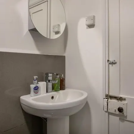 * Parking * Smart Tv * Sleeps Up To 7 * Fast Wi-fi Holiday home *