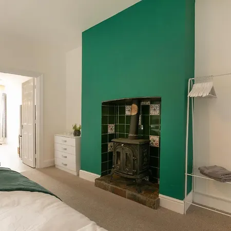 Near Hospital, Netflix, Sleeps Up To 3, Fast Wi-fi Apartment